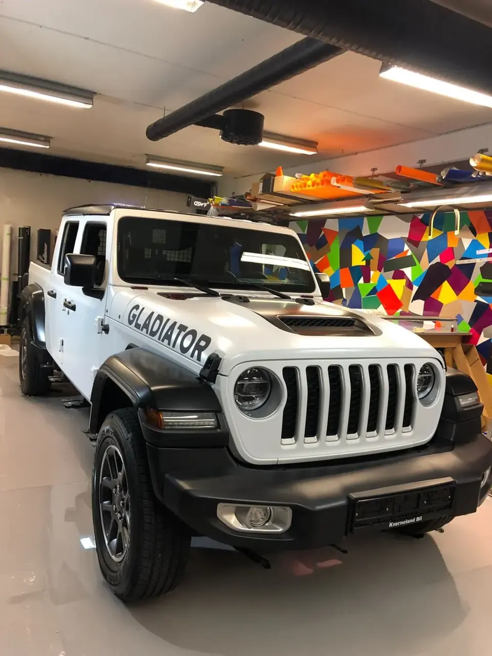 Jeep Gladiator, satin white with black hood